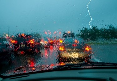 نکات مهم رانندگی با کامیون در شرایط جوی نامساعد